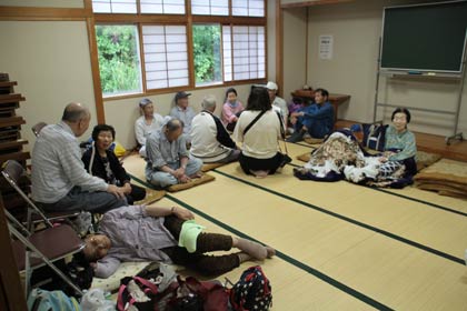 燕市国上勤労者体育センターに設置された避難所に避難した住民