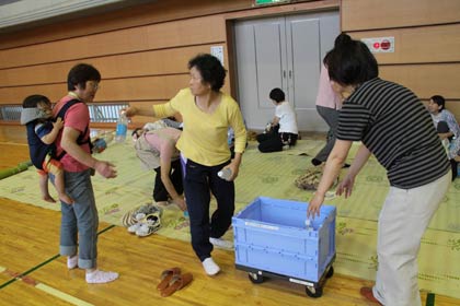避難者にスポーツ飲料を提供