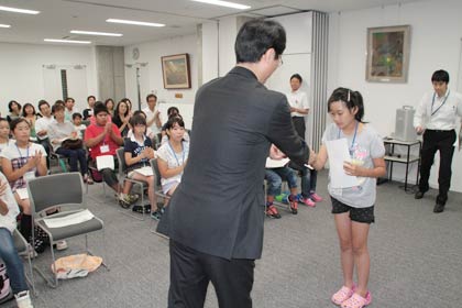燕市で広報つばめ子ども版を製作する子ども記者の任命式