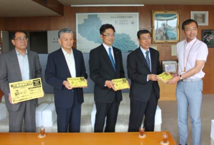 国定三条市長に「子ども夢チケット」を贈る三条野球祭り実行委員会