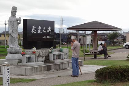五十嵐川水害復興記念公園に建立された慰霊之碑と観音像