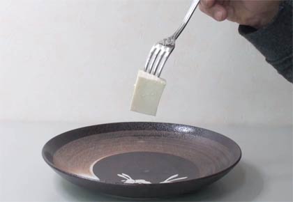 フォークを刺して持ち上がった豆腐