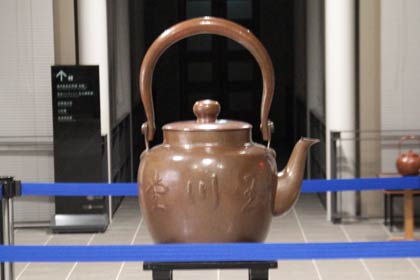 夜間開館のだじゃれで玉川堂の鎚起銅器の“やかん”が玄関ロビーで歓迎