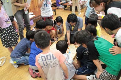 カロムを届けた燕南小学校の「南のなかまの会」