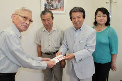燕市内の特別養護老人ホームなどで行っている理容の出張サービスの売り上げから23万円をつばめ福祉会に寄付、左からつばめ福祉会の岡田理事長、出張サービスを行っている南波さん、代表の田中さん、相良さん