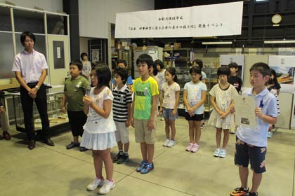 和釘大使に任命された三条小4年1組の児童