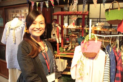 19日まで「みんくる」に出店している耳ツボジュエリーのサロン「KaFuKa」の岡田さん