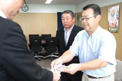 右からカンダの神田社長、山儀工業所の樋山社長、鈴木市長