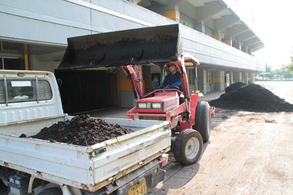 柴山GM自らショベルカーを運転