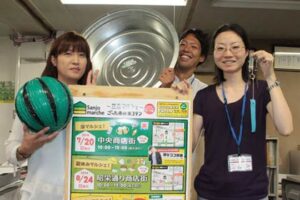 20日の三条マルシェ「涼マルシェ」への来場を呼びかける担当課職員