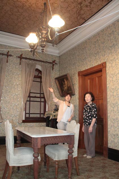  “越後の鹿鳴館”とも称された今井家住宅西洋館で13代当主の妻寿子さんと堀井建造物保存・調査研究職員