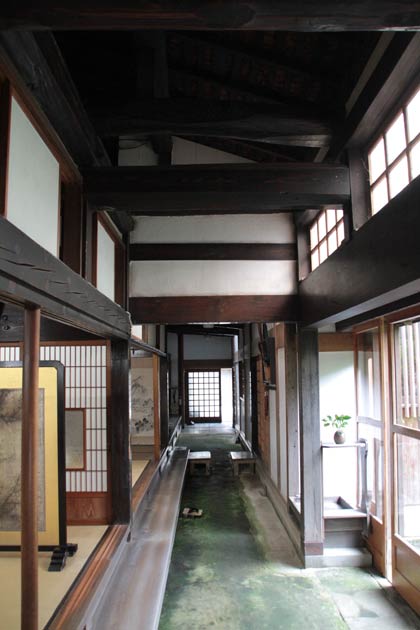  主屋の通り土間