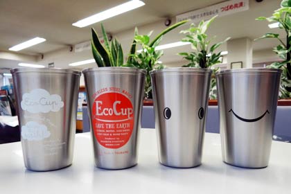20日の飛燕夏まつり会場で燕酒会が生ビール2杯付きのセットで2,000円の特別価格で販売する「磨き屋シンジケート」のステンレスエコカップ
