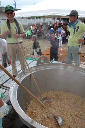 ことしも直径約2メートルの大なべで豚汁をふるまった