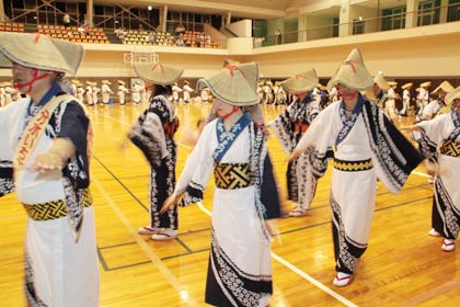 何十年ぶりというほど久しぶりに雨のため燕市分水総合体育館に会場を移して行われた民謡流し・仮装盆踊り大会