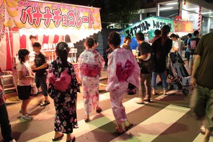分水のメーンストリートには露店と浴衣が夏まつりの風情