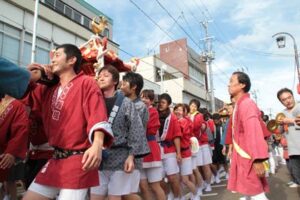 飛燕夏まつり初日を25周年の1000人みこしとよさこいソーランでにぎやかに盛り上げる