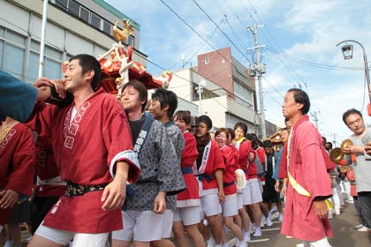 サンロード宮町のオーバーアーケードがなくなって初めての飛燕夏まつり1000人みこし、みこし担ぎの上には青空