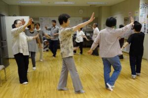 三条夏まつりの市民民謡踊り流しに向けて「交流ルームひばり」で踊りを練習する福島から避難している人たち