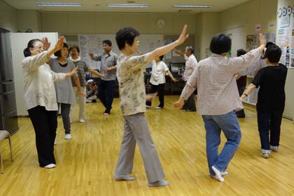 三条夏まつりの市民民謡踊り流しに向けて「交流ルームひばり」で踊りを練習する福島から避難している人たち