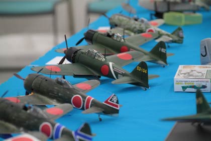 日本の機体を特集、ずらりと並んだ零戦の模型