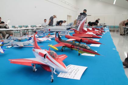 お題の「紅・赤・あかい」にちなんで機体に赤が使われた模型
