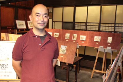 「みんくる」チャレンジショップで原画と絵はがきの展示販売「三条スケッチコレクション」を開いている野田さん