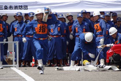  13チームが出場してポンプ操法の技術を競った第8回三条市消防団小型ポンプ操法競技会
