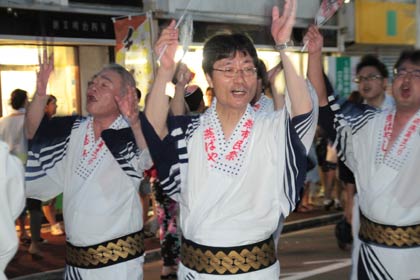 30分にわたって踊りに加わった鈴木市長