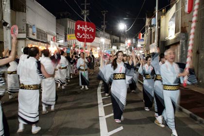 オーバーアーケードがなくなって初めてのサンロード宮町での燕ばやし大会