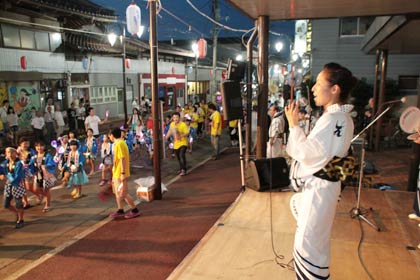 第四銀行燕支店前で燕ばやしを歌う