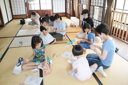 19日、三条市丸井今井邸で開かれた子どもビーズ教室