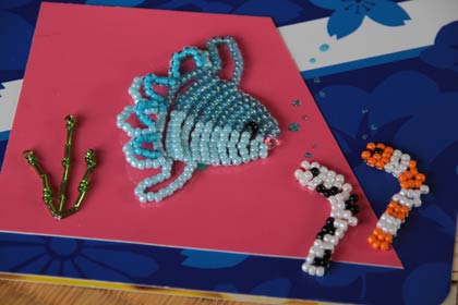 次回8月16日の子どもビーズ教室で作る作品、左から海草、マンボウ、アナゴ