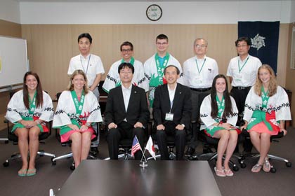  燕市を訪れている米国・ミシガン州ダンティ村からの使節団の中学生5人、鈴木力市長を表敬訪問して記念撮影