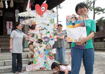 27日に「ひろちゃん市」が開かれる燕市・戸隠神社で主体となる特定非営利団体「はっぴーザウルス」のメンバーと代表の深海さん(右)