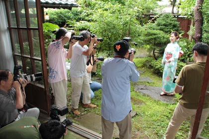 19日、丸井今井邸で開かれたキヤノンフォトクラブ県央の三条着物美人撮影会