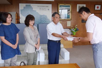  「第7回三条クラフトフェア in 槻の森」実行委員会が三条市に25万円余り寄付、国定市長にのし袋を手渡しているのが高橋実行委員長
