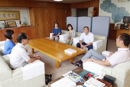 国定市長と歓談する実行委員