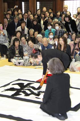 昨年11月1日に三条別院で行われた金沢さんによる席上揮毫