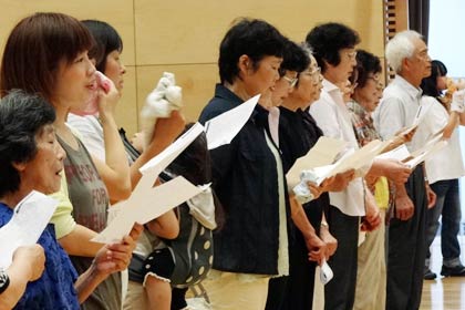 児童と一緒に新しい校歌を歌う地域の人