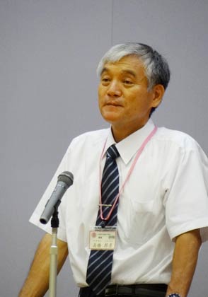あいさつする高橋校長