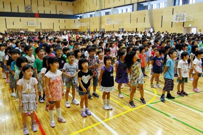 川嶋あいさん作曲の校歌を歌う児童