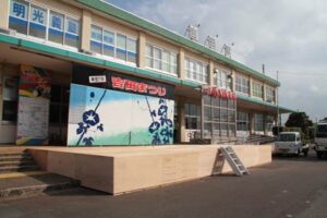 吉田まつりのためにステージが設置された吉田駅前広場