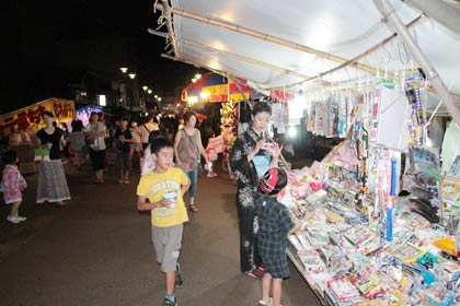 吉田諏訪神社のまつりの露店も