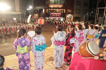 駅前広場でも生演奏、生歌のステージ前で踊りの輪