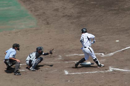 本塁打を放つ阪神の森田選手