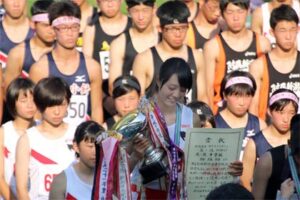 陸上県大会女子4×100mリレー優勝で表彰を受ける燕中3年白井さん