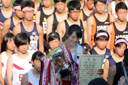  陸上県大会女子4×100mリレー優勝で表彰を受ける燕中3年白井さん