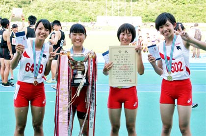 4×100mリレー優勝メンバー、左から白井さん、野沢さん、深海さん、高橋さん