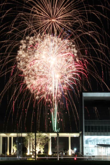 燕大花火大会で新庁舎と花火